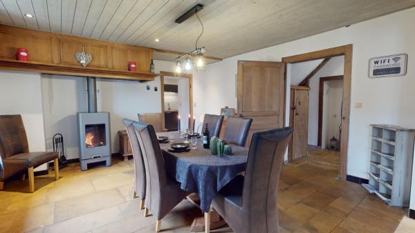 The photo shows the Chez Eva & Léon located in the city of Muno.