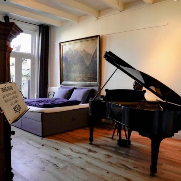 照片显示了位于Goedereede市的Luxe monumenten pand aan de haven 10 personen 5 slaapkamers物件。