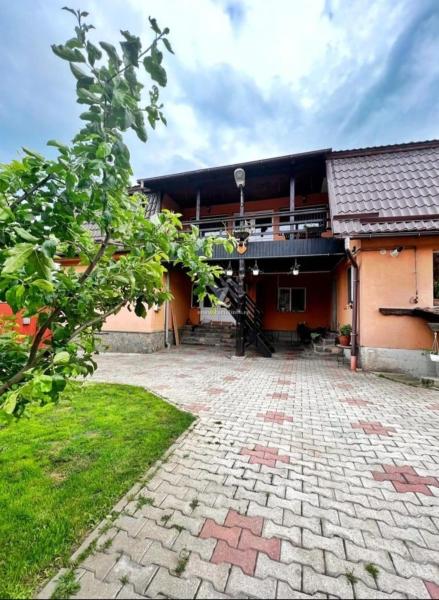Na fotografii je vidět objekt Vila Craita Zarnesti nacházející se ve městě Zărneşti.