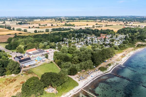 På bildet vises objektet First Camp Bøsøre Strand Feriepark som ligger i byen Hesselager.