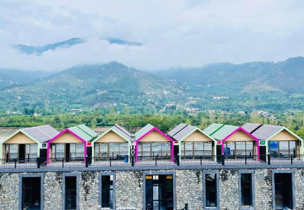 På billedet ses objektet IYI Luxury Inn Swat beliggende i byen Madyan.