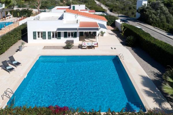 Na zdjęciu widoczny jest obiekt Villa Agua Turquesa położony w mieście Punta Prima.