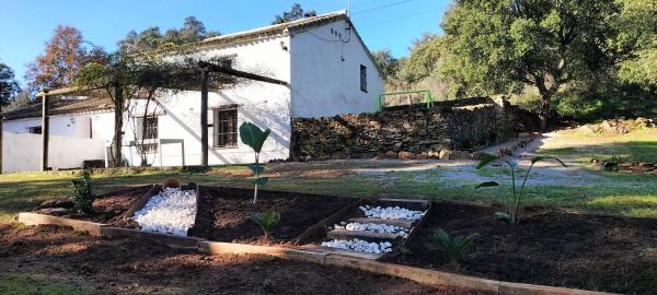 Na zdjęciu widoczny jest obiekt Cortijo Rural El Contador, con chimenea położony w mieście Constantina.