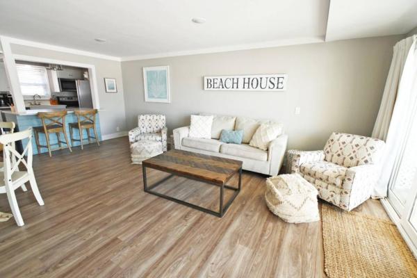 Na fotografii je vidět objekt Barefoot Sands Beachfront 2 Bedroom Condo at Sandpiper Cove in Destin FL Unit 1147 Pet Friendly nacházející se ve městě Destin.