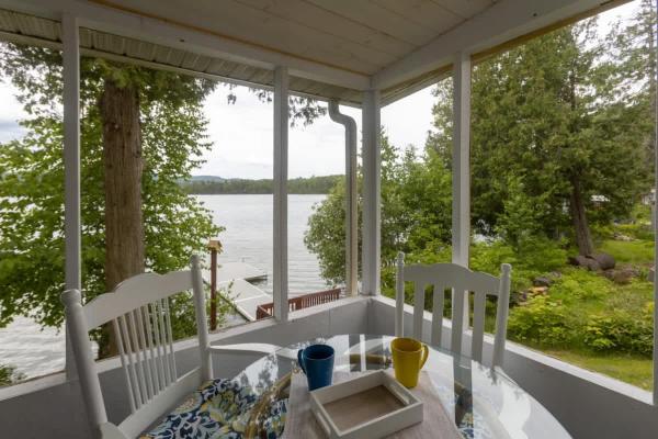 La photo montre l'objet Fully renovated cottage on Lac 31 milles situé dans la ville de Gracefield.