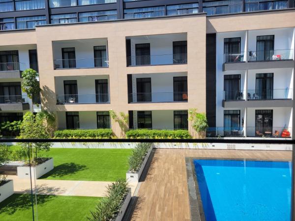 A la foto es mostra l'objecte Cozy One Bedroom with Pool view situat a la ciutat de Accra.