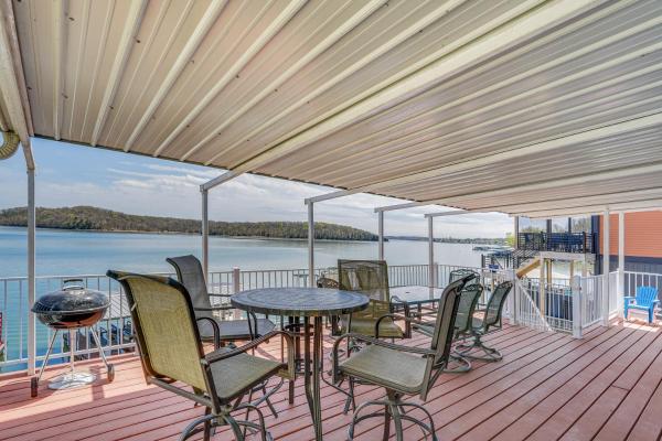 Photo 1 : Shared Dock at Waterfront Lake of the Ozarks Home