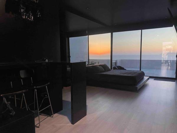 A la foto es mostra l'objecte The Black Room situat a la ciutat de Rosarito.