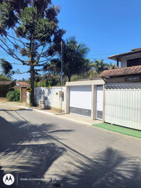 A la foto es mostra l'objecte cantinho da família situat a la ciutat de Parati.