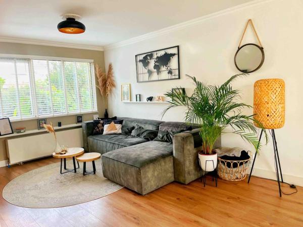 A la foto es mostra l'objecte Spacious and Cozy House with Affordable Parking situat a la ciutat de Amsterdam.