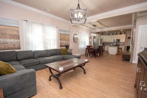 På billedet ses objektet Luxe 6BR Escape Sleeps 24, Private Parking only 5min to Mid&Dtwn ATL beliggende i byen Atlanta.