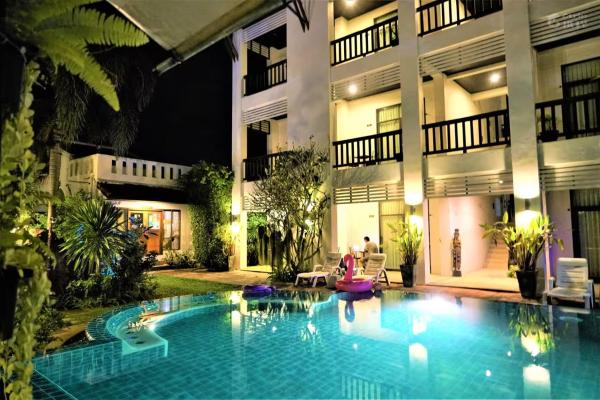 A la foto es mostra l'objecte Phuket Monaburi Boutique Hotel situat a la ciutat de Rawai Beach.