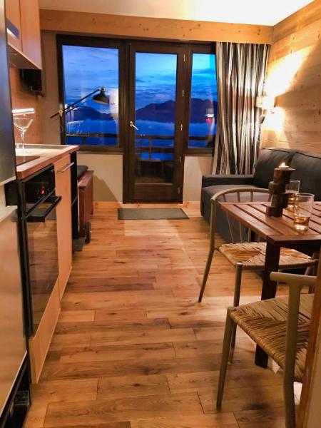 A la foto es mostra l'objecte Studio avec coin montagne et belle vue panoramique situat a la ciutat de Huez.