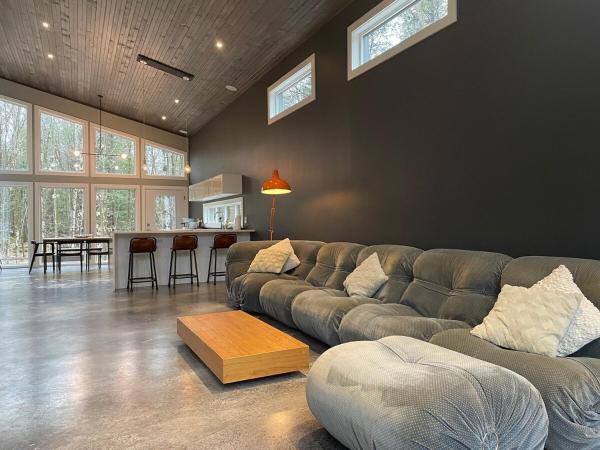 Auf dem Foto ist das Objekt McCracken's Mid Century Modern Luxury Cottage in der Stadt Burleigh Falls zu sehen.