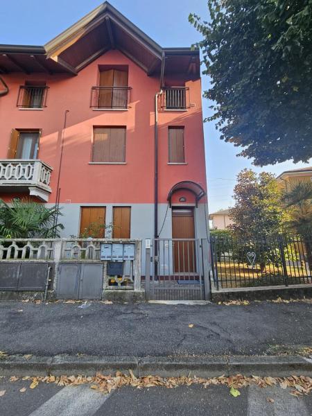 A la foto es mostra l'objecte Agrati Residence situat a la ciutat de Osio Sopra.