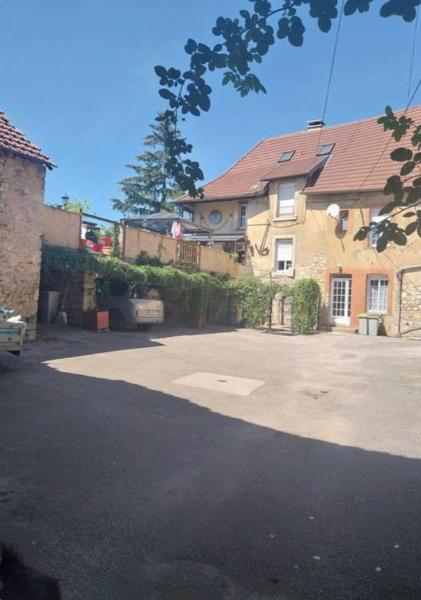 A la foto es mostra l'objecte Chez Fred au château de Grozon situat a la ciutat de Buvilly.