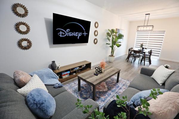 На фото показан объект Beautiful Home With 4 King Beds,Airport,Disney+, расположенный в городе Эдмонтон.