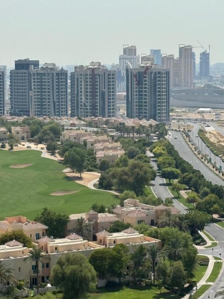På billedet ses objektet Stay in brand new Luxury Sport City apartment 15 beliggende i byen Dubai.