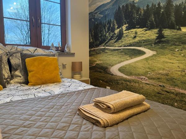 A la foto es mostra l'objecte Apartament Trzy Świerki - w objęciu natury, obok głównego deptaka - by SpaceApart situat a la ciutat de Karpacz.