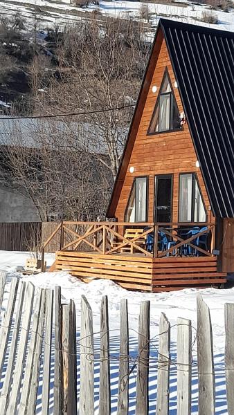 Kuvassa näkyy kohde Lela's Cottage, joka sijaitsee kaupungissa Mestia.