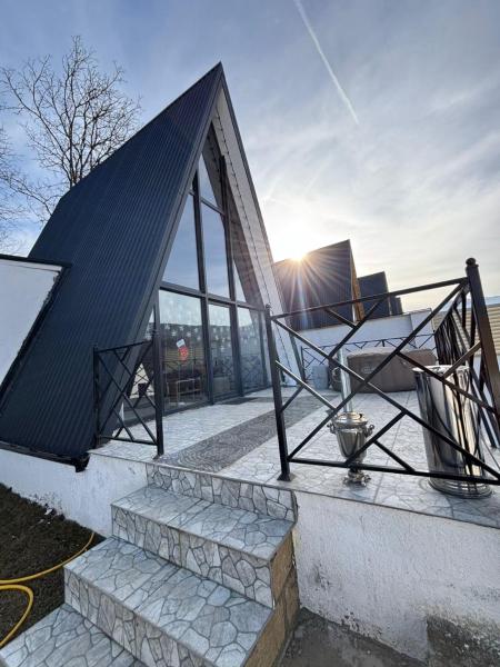 Na zdjęciu widoczny jest obiekt Cozy villa in snowy forest położony w mieście Küsnǝt.