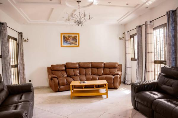 Apartment Sleeps 6 with Free Parking, Lomé