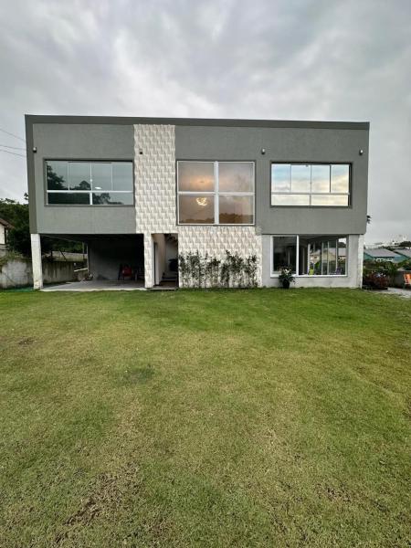 På billedet ses objektet Residencial Valentina Jurere beliggende i byen Florianópolis.