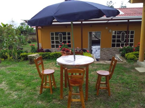 En la foto se muestra el objeto Casa campestre con piscina natural ubicado en la ciudad de Los Hornitos.