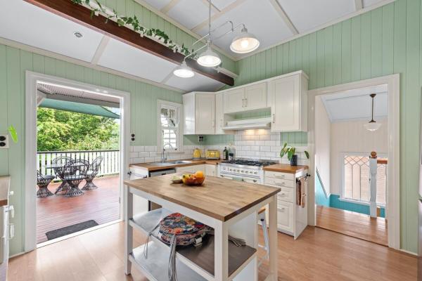 A Colourful Life 4bed-2bath-1car - Queenslander - Balmoral