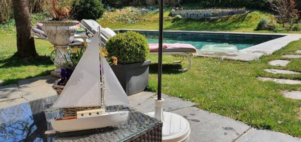 Na zdjęciu widoczny jest obiekt Lovely 2-bed Suite, Swimmingpool, beach and Boat położony w mieście Oberrieden.