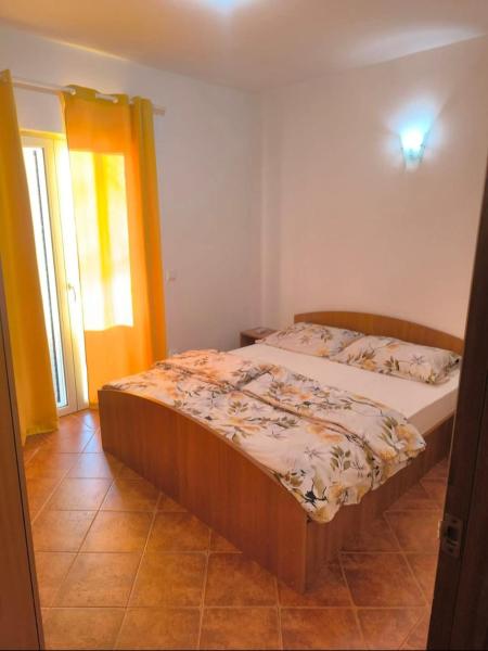 Na fotografii je vidět objekt MiA Apartment Zelenika, Herceg Novi nacházející se ve městě Kuti.