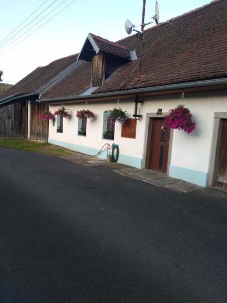 Na fotografii je vidět objekt Chalupa u dvou lip nacházející se ve městě Krutěnice.