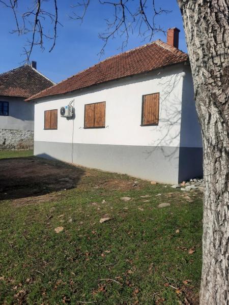 Na foto é possível ver o objeto Maruška localizado na cidade de Dragolj.