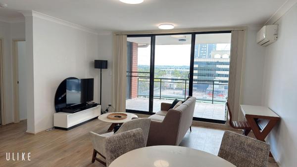 På billedet ses objektet Modern 2 Bedroom Apartment with Parking Central Parramatta beliggende i byen Parramatta.