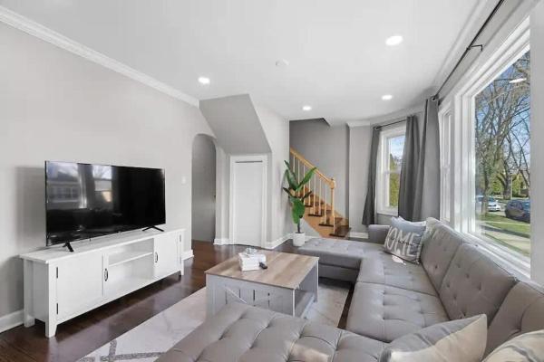 Op de foto is het object Morton Grove w Game Room & Huge Yard te zien, gelegen in de stad Niles.
