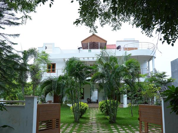 The photo shows the Virsaa Holiday Home located in the city of Melūr.