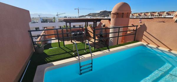 På billedet ses objektet Homes of Spain, Apartamentos Paraiso Vera Playa, Ed Tahiti, Atico E de 2 dormitorios con piscina privada en solárium y barbacoa, pie de playa, WIFI beliggende i byen Vera.
