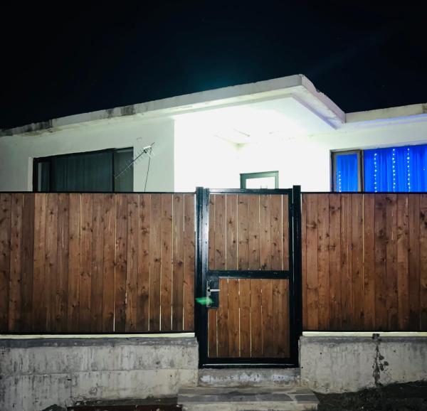 A la foto es mostra l'objecte Happy House Bakuriani situat a la ciutat de Bakuriani.