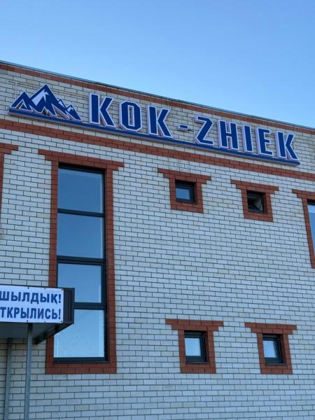 Na fotografii je vidět objekt Kok zhiek nacházející se ve městě Shubarshī.