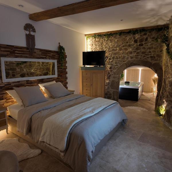 A la foto es mostra l'objecte Love room chambre romantique avec Jacuzzi situat a la ciutat de Pollionnay.