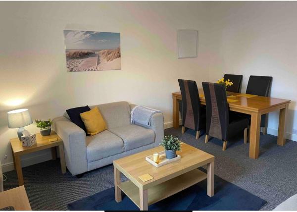 A la foto es mostra l'objecte Montrose - ground floor 3-bedroom flat situat a la ciutat de Hillside.