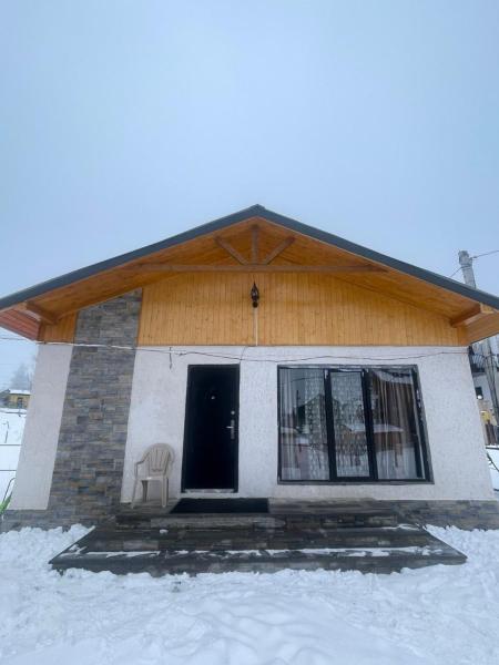 A la foto es mostra l'objecte Marni's cottage in Bakuriani situat a la ciutat de Bakuriani.