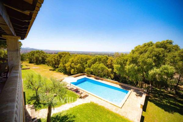 The photo shows the Villas2meet Finca Marti located in the city of Manacor.