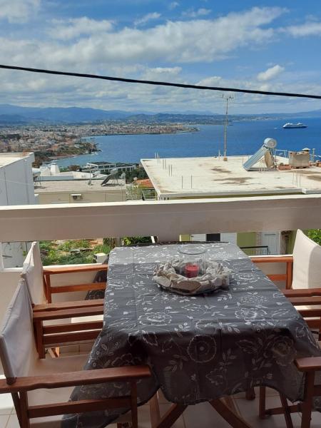 A la foto es mostra l'objecte Eolia apartment with panoramic Chania view situat a la ciutat de Koumpeli.