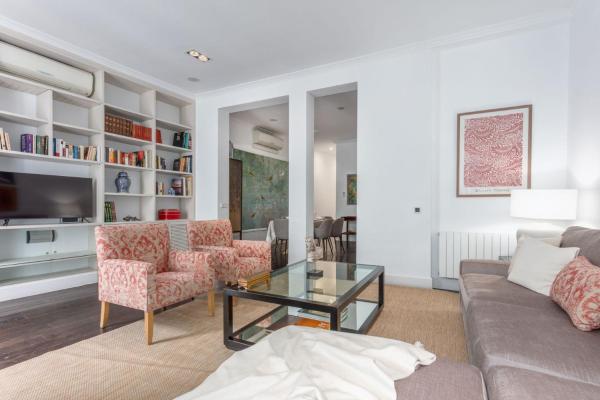 Charming and Spacious Apartment Steps from Gran Vía, Madrid