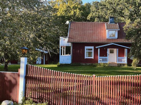 Na zdjęciu widoczny jest obiekt Barnebo 313 - Mariannes Stuga położony w mieście Abbetorp.