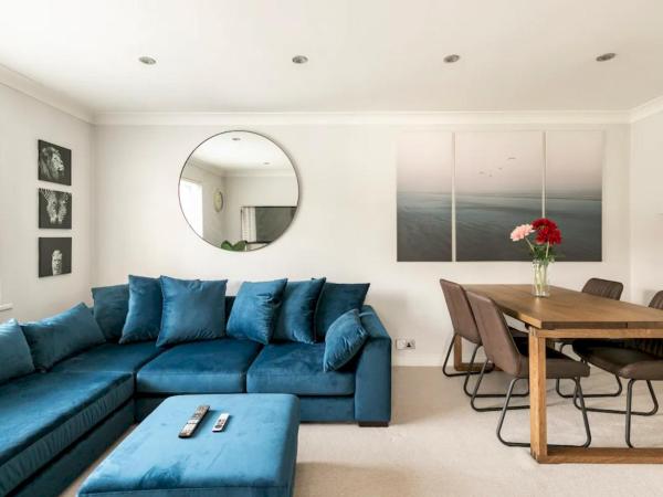 Pass the Keys Bright and Spacious Apartment-Unbeatable Location!, Windsor