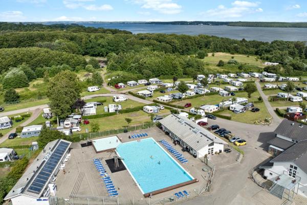 Na zdjęciu widoczny jest obiekt First Camp Frigård Camping & Cottages położony w mieście Kollund Østerskov.
