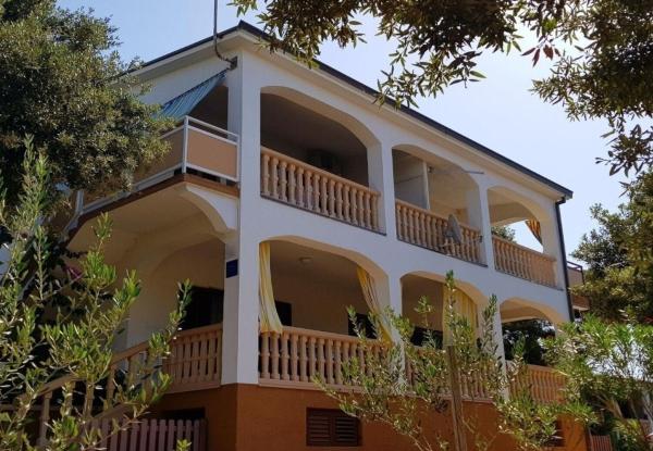 The photo shows the Apartments Mare located in the city of Mandre.