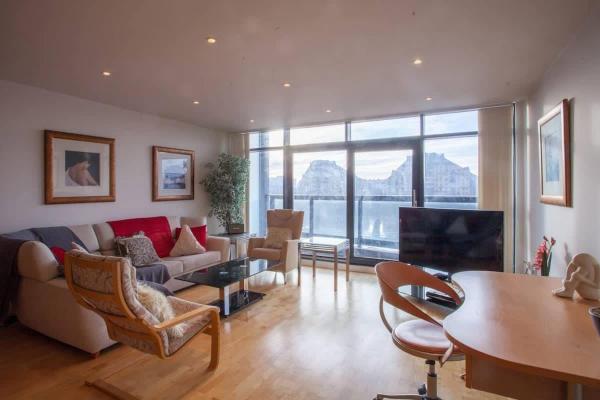 Apartment with river view next to hydro, Glasgow